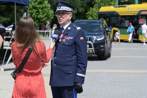Komendant Wojewódzki Policji udzielający wywiadu