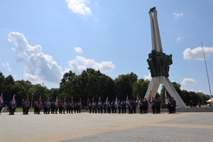 Na zdjęciu policjanci ze sztandarami stojący na placu apelowym.