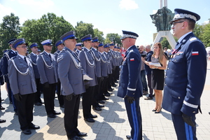 Na zdjęciu Komendant Główny Policji i Komendant Wojewódzki Policji w Katowicach wręczający policjantom mianowania na wyższe stopnie służbowe.