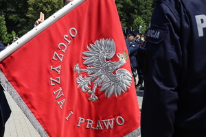 Na zdjęciu sztandar z godłem Polski oraz napisem o treści: Ojczyzna i Prawo