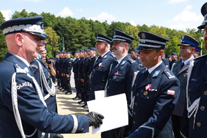 Komendant Główny Policji oraz Komendant Wojewódzki Policji w Katowicach podczas wręczania odznaczeń