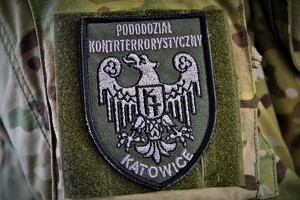 Zdjęcie. Fragment munduru z naszywką kontrterrorystów