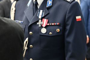 Zbliżenie na odznaczenia na mundurze