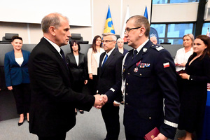 Komendant Wojewódzki Policji w Katowicach gratuluje wyróżnienia pracownikowi cywilnemu.