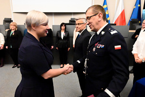 Komendant Wojewódzki Policji w Katowicach gratuluje wyróżnienia pracownikowi cywilnemu