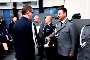 Komendant Wojewódzki Policji w Katowicach wręcza decyzję o awansie policjantowi.