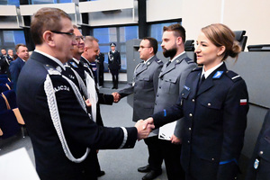 Komendant Wojewódzki Policji w Katowicach wręcza decyzję o awansie policjantce.