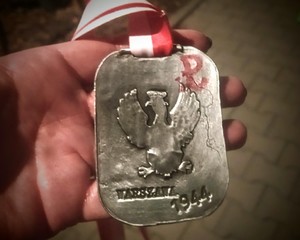 pamiątkowy medal z 32. biegu Powstania Warszawskiego