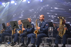 Orkiestra w trakcie koncertu w Głuszycy.