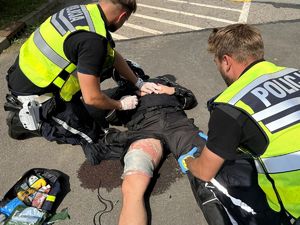 Policjanci udzielają pierwszej pomocy rannemu