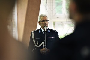 Zdjęcie. Glos zabiera I Zastępca Komendanta Wojewódzkiego Policji