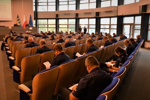Zdjęcie. Aula, na której siedzą umundurowani policjanci biorący udział w teście wiedzy