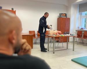 Na zdjęciu policyjny instruktor tłumaczy i pokazuje uczestnikom szkolenia metody przyrządowego udrażniania dróg oddechowych.