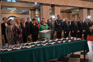 Zdjęcie. Widoczni goście i uczestnicy uroczystości stojący w gmachu Śląskiego Urzędu Wojewódzkiego