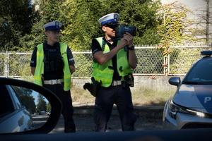 Policjanci kontrolujący prędkość przejeżdżających pojazdów