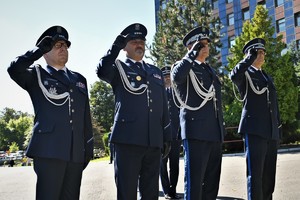 Policjanci oddają honory przed grobem