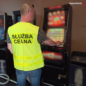 Policjant w trakcie oględzin automatów do gier