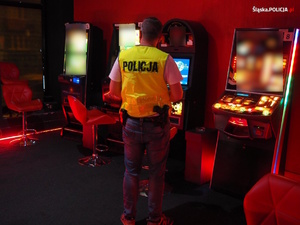 Policjant w trakcie oględzin automatów do gier