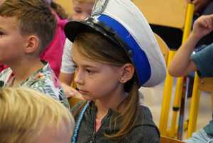dziewczynka w czapce policjanta ruchu drogowego