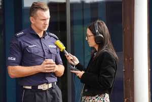 Policjant udzielający wywiadu dziennikarce