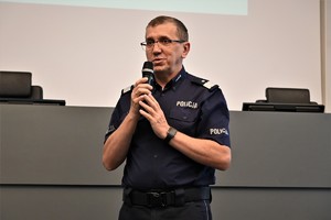 Zdjęcie. Komendant Wojewódzki Policji z mikrofonem