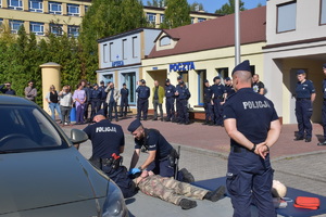 Zdjęcie. Grupa osób - umundurowanych policjantów i osób cywilnych podczas seminarium na terenie Szkoły Policji w Katowicach
