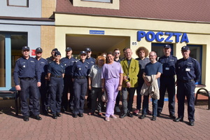 Zdjęcie. Grupa osób - umundurowanych policjantów i osób cywilnych podczas seminarium na terenie Szkoły Policji w Katowicach