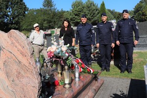 Zdjęcie. Policjanci i bliscy przy grobie sierżanta Grzegorza Załogi