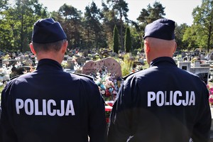 Zdjęcie. Policjanci i bliscy przy grobie sierżanta Grzegorza Załogi