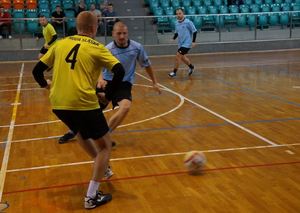 Na zdjęciu widać zawodników w trakcie rozgrywek podczas  Wojewódzkich Mistrzostw Policji w halowej piłce nożnej
