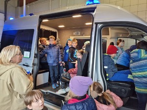 dzieci zwiedzające policyjny furgon