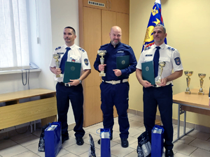 Zdjęcie przedstawiające trzech policjantów z czego dwóch jest z Słowacji.