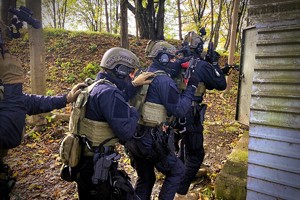 Zdjęcie. Umundurowani policyjni kontrterrorysci podczas ćwiczeń w terenie
