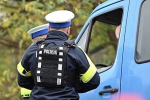 na zdjęciu policjanci ruchu drogowego podczas kontroli samochodu