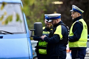 na zdjęciu policjanci ruchu drogowego podczas kontroli samochodu
