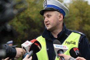 na zdjęciu policjant ruchu drogowego podczas wywiadu