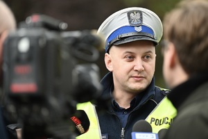 na zdjęciu policjant ruchu drogowego podczas wywiadu