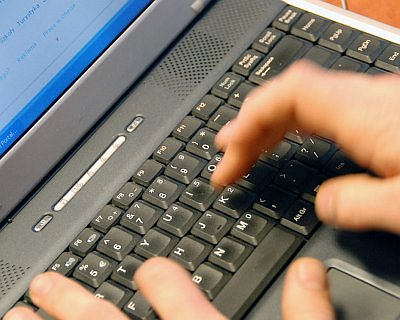 Fotografia: ręce na klawiaturze laptopa