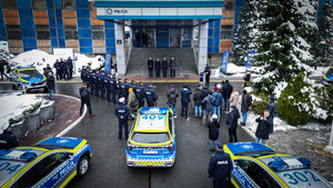 Zdjęcie Komendy Wojewódzkiej Policji w Katowicach, radiowozów i uczestników uroczystości z drona.