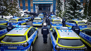 Zdjęcie Komendy Wojewódzkiej Policji w Katowicach, radiowozów i uczestników uroczystości z drona.