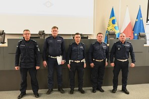 Zdjęcie przedstawia policjantów stojących w rzędzie