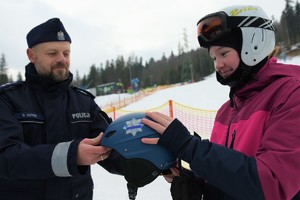 na zdjęciu policjanci i narciarze podczas inauguracji sezonu narciarskiego