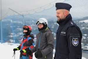 na zdjęciu policjanci i narciarze podczas inauguracji sezonu narciarskiego