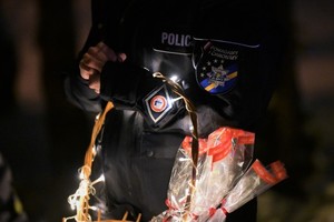 Zdjęcie policjantki, która trzyma koszyk