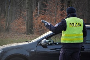 na zdjęciu policjant bada trzeźwość kierującego