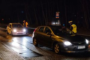 na zdjęciu policjant kontroluje trzeźwość