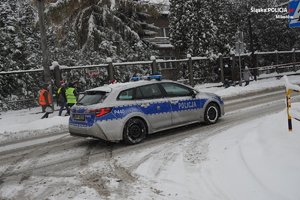 policyjny radiowóz na zaśnieżonej drodze