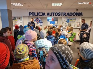 dzieci podczas wizyty w Komisariacie Autostradowym Policji w Gliwicach