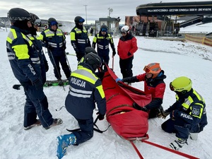 Zdjęcie. Narciarze z Policji i Górskiego Ochotniczego Pogotowia Ratunkowego podczas szkolenia.