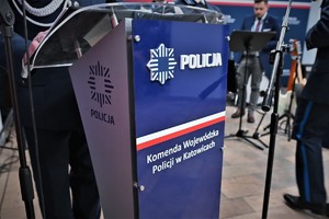 Na zdjęciu mównica, widoczny napis Policja, Komenda Wojewódzka Policji w Katowicach.